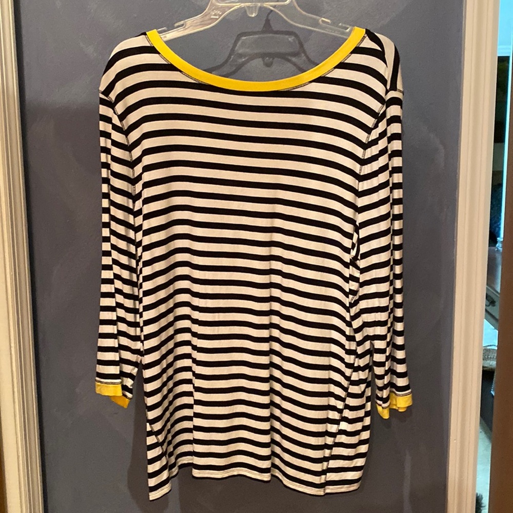 Chico’s black and white stripe Zenergy 3/4 sleeve shirt Size 3